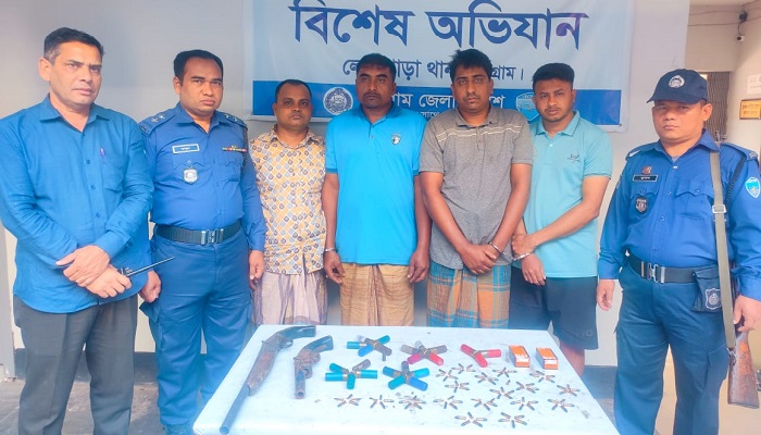 লোহাগাড়ায় অস্ত্র-গুলিসহ ৪ যুবক গ্রেপ্তার