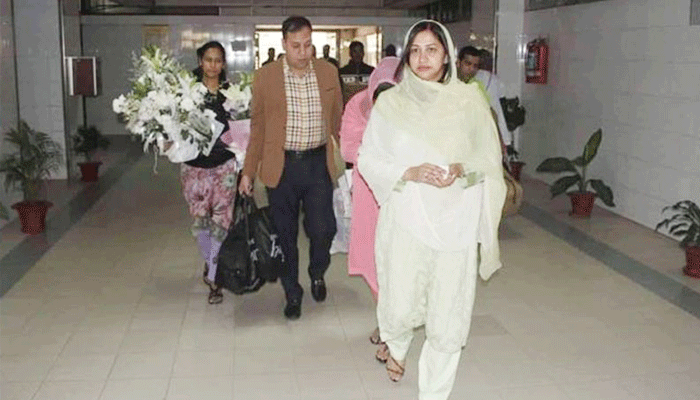 খালেদা জিয়াকে দেখতে ঢাকায় পুত্রবধূ শর্মিলা