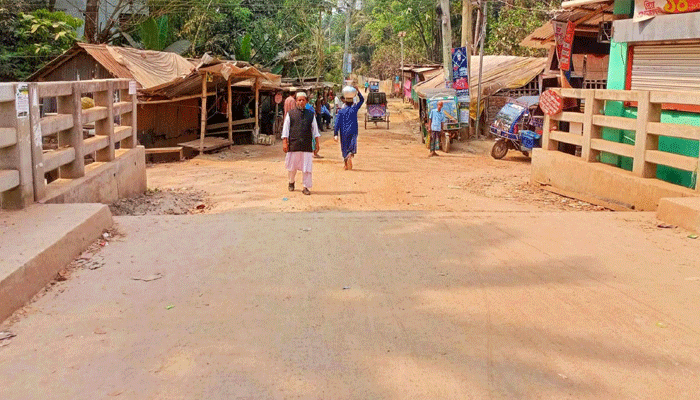 এপ্রোচ নেই সড়কে, চরম দুর্ভোগে সাধারণ মানুষ