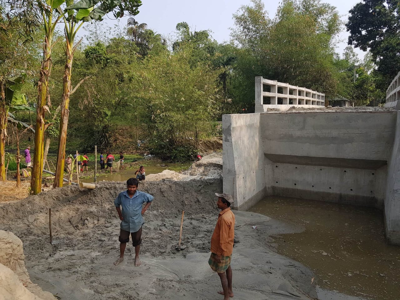 অবৈধ বালু উত্তোলনের ছবি তোলায় সাংবাদিককে মারধর