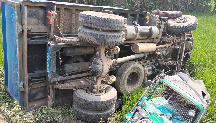 তারাকান্দায় ত্রিমুখী সংঘর্ষে আহত ১০