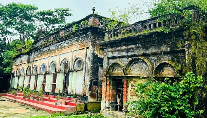 বিনষ্ট হচ্ছে ৩০০ বছরের পুরনো রাধামাধবের আখড়া
