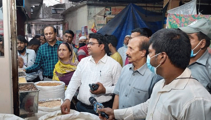 রাজধানীর দুই বাজারে ডিএসিসির অভিযান