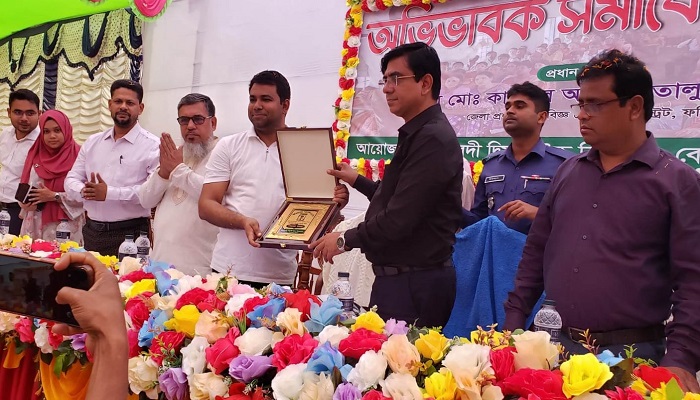 স্কুল টাইমে বাইরে ঘোরাঘুরি করলেই গ্রেপ্তার