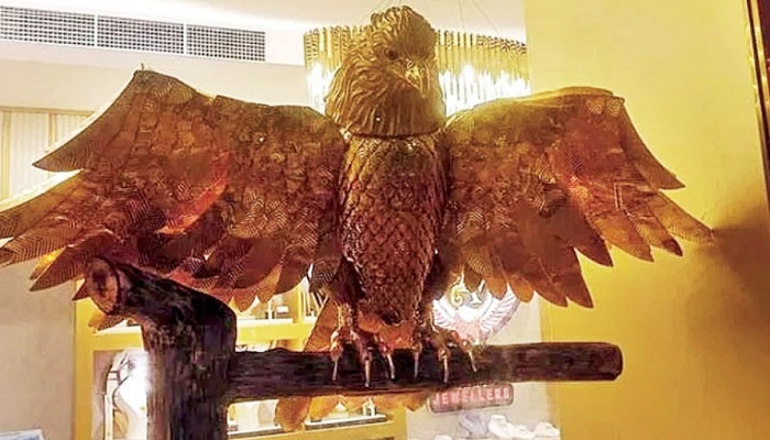 স্বর্ণের বাজপাখি নিয়েও আরাভের প্রতারণা