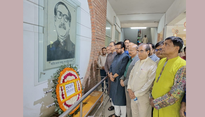 বঙ্গবন্ধুর জন্মবার্ষিকীতে জাতীয় প্রেসক্লাবের শ্রদ্ধাঞ্জলি