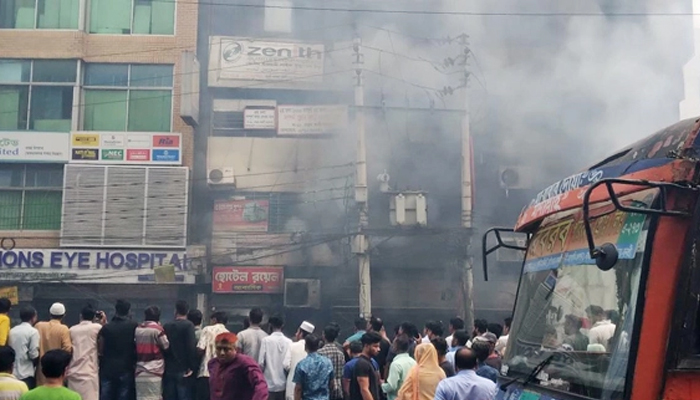 বাড্ডায় মিষ্টির দোকানের আগুন নিয়ন্ত্রণে