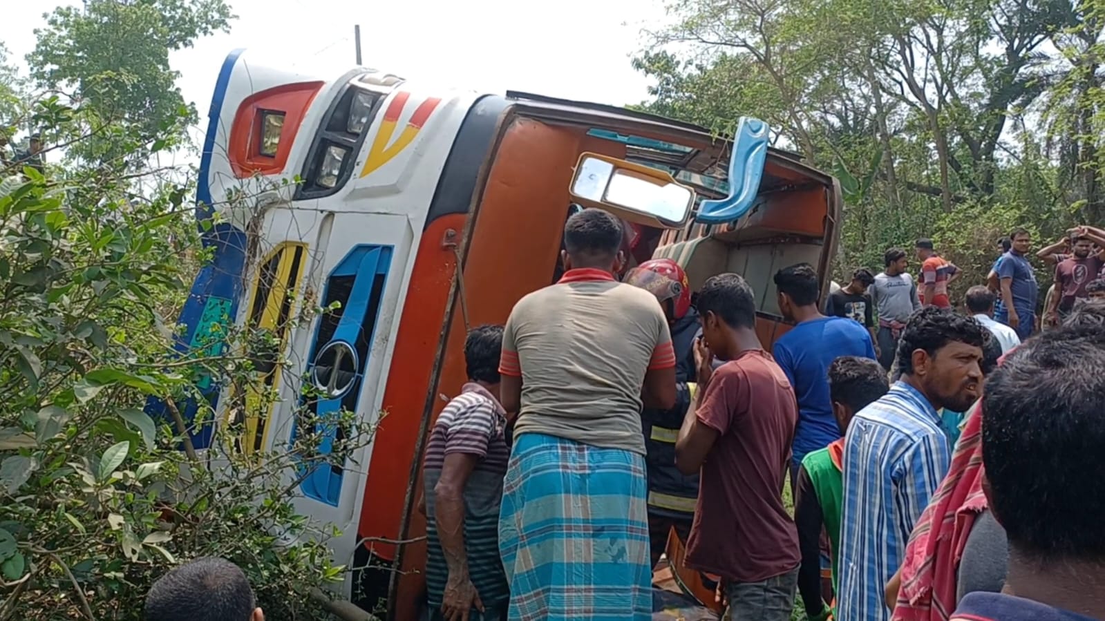 কালীগঞ্জে নিয়ন্ত্রণ হারিয়ে যাত্রীবাহী বাস খাদে পড়ে নিহত ১
