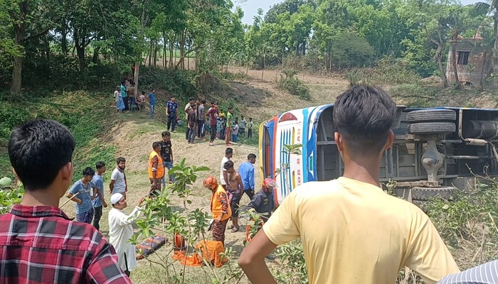 কালীগঞ্জে নিয়ন্ত্রণ হারিয়ে যাত্রীবাহী বাস খাদে পড়ে নিহত ১
