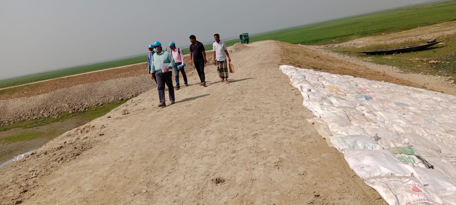 শান্তিগঞ্জে ফসল রক্ষা বাঁধ পরিদর্শন পানিসম্পদ মন্ত্রণালয়ের