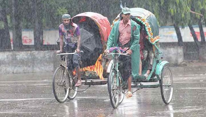 এক পশলা বৃষ্টিতে ভিজল ঢাকা