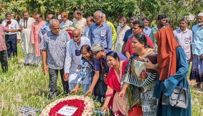 রানা প্লাজা ভবনধস: জুরাইন কবরস্থানে নিহতদের স্মরণ