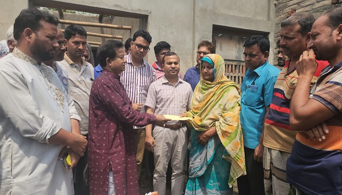 শিবগঞ্জে আগুনে পুড়ল ৫ ঘর, ৪ লাখ টাকার ক্ষতি
