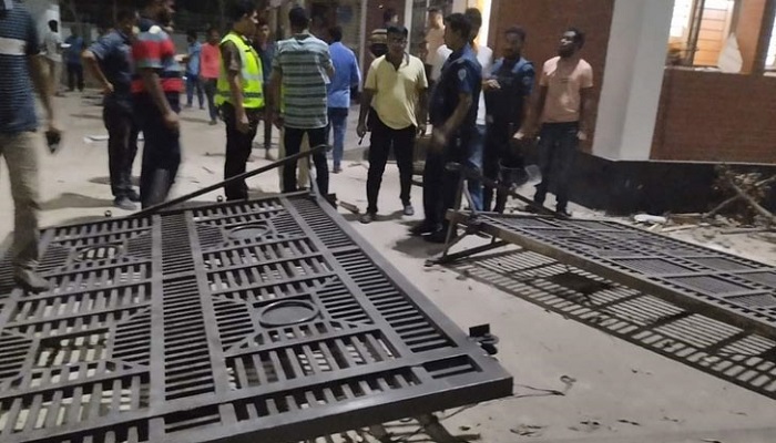 ছাগলনাইয়ায় বিদ্যুৎ অফিসে হামলা-ভাঙচুর
