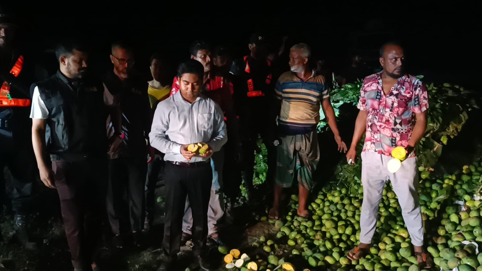 সাতক্ষীরায় কার্বাইড মেশানো ৮ হাজার কেজি আম জব্দ