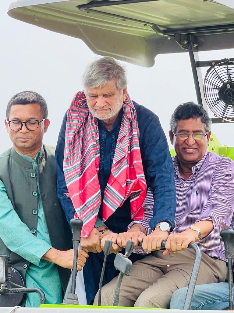 বোরো ধান কর্তন উৎসবে তিন মন্ত্রী