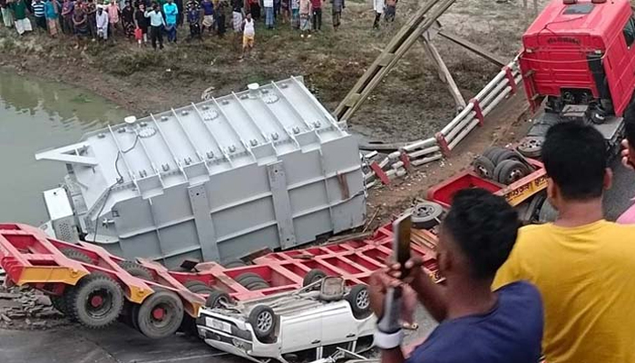 ত্রিশালে সেতু ভেঙে নিচে পড়লো লরি-প্রাইভেটকার