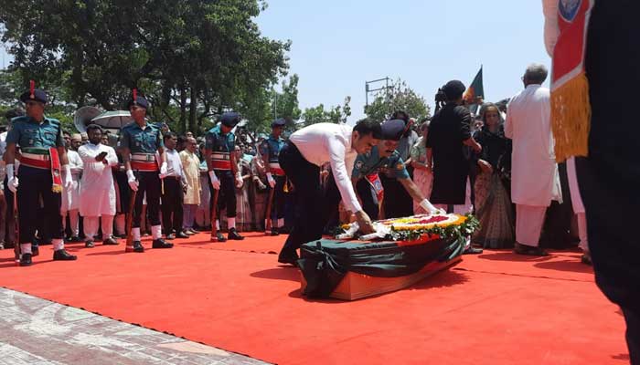শহীদ মিনারে জাফরুল্লাহ চৌধুরীকে গার্ড অব অনার প্রদান