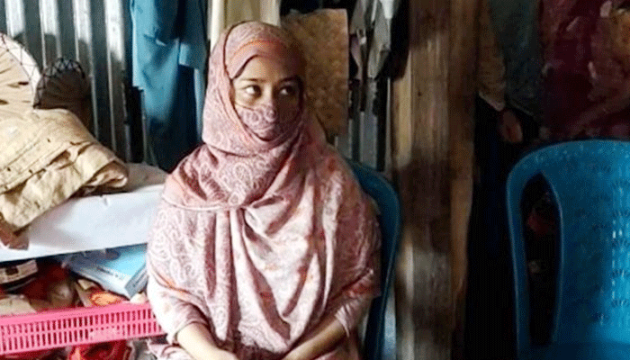 বিয়ের দাবিতে শিক্ষকের বাড়িতে যুবতীর অবস্থান
