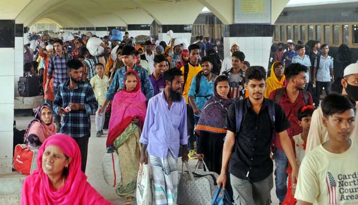 ঈদের ছুটি শেষে ঢাকা ফিরছেন ট্রেনযাত্রীরা
