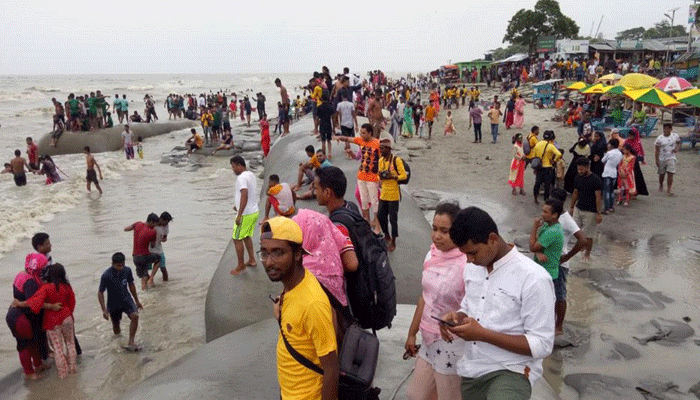 পর্যটকে মুখরিত কুয়াকাটা সমুদ্র সৈকত