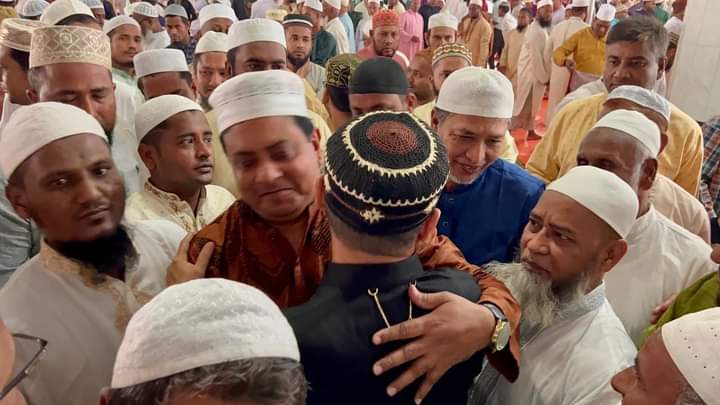 নোয়াখালী-৪ আসনে নৌকার দুই মনোনয়ন প্রার্থীর কোলাকুলি