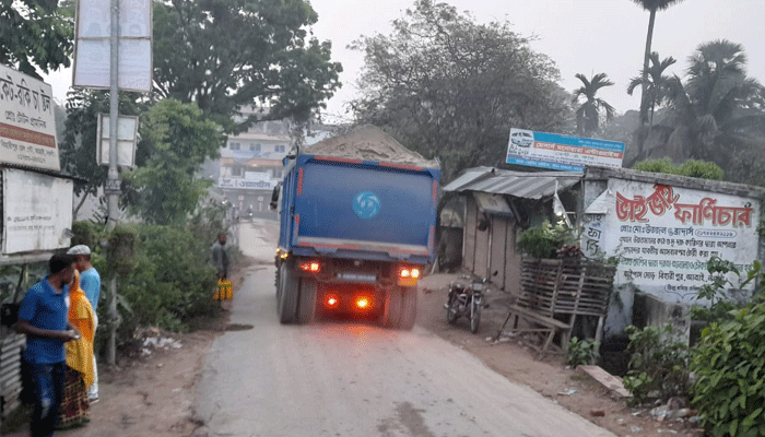 আত্রাইয়ে বালুবাহী ড্রামট্রাকে নষ্ট হচ্ছে রাস্তা