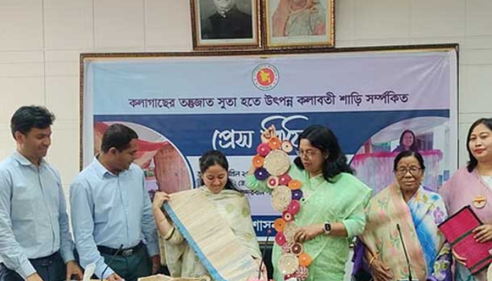 কলাগাছের সুতায় তৈরি শাড়ি প্রধানমন্ত্রীকে উপহার দেয়া হবে: ডিসি