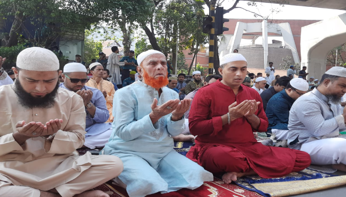 জাতীয় ঈদগাহে মোনাজাতরত মুসল্লিরা