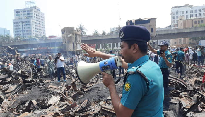 গাউছিয়া মার্কেটে অবস্থানরতদের সরে যাওয়ার নির্দেশ