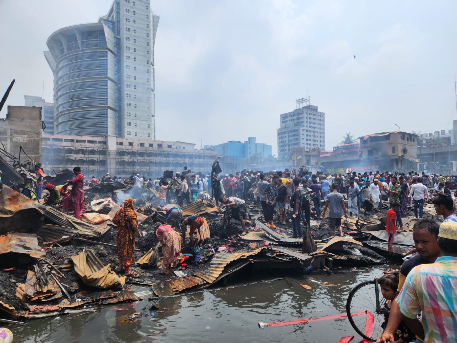 স্বপ্ন হলো ছাই, ভোরের কাগজের ছবিতে বঙ্গবাজার অগ্নিকাণ্ড