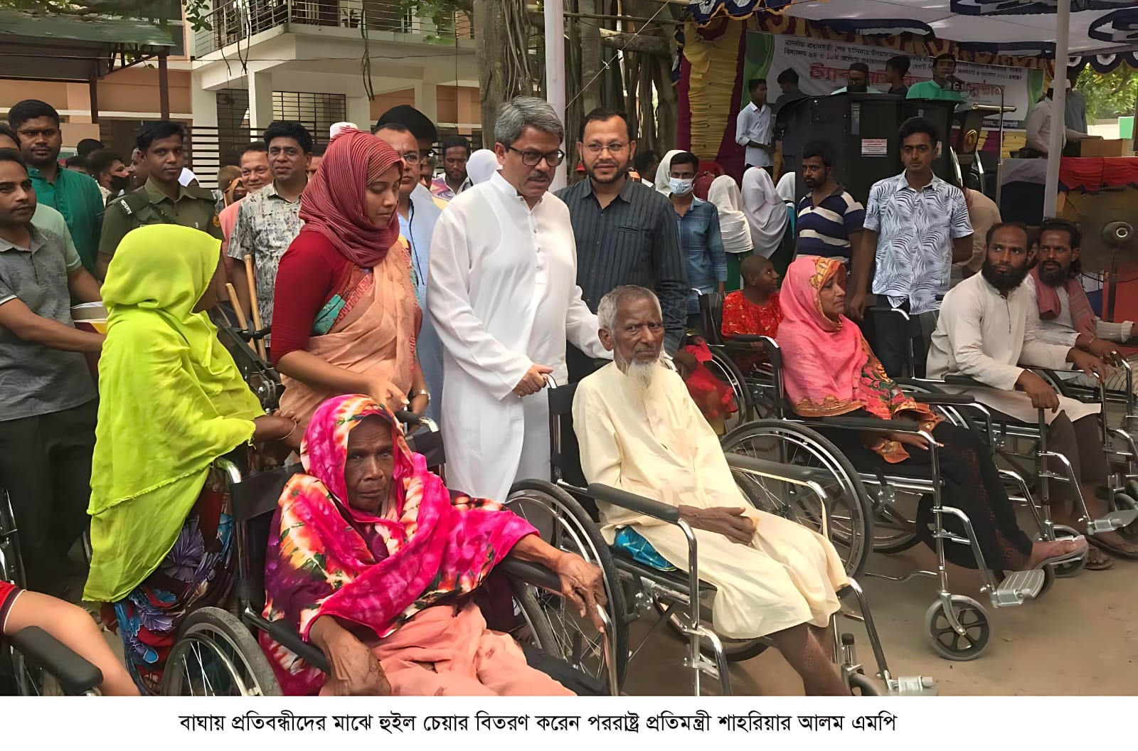 পররাষ্ট্র প্রতিমন্ত্রীর খাদ্য সামগ্রী পেলো অসহায় পরিবার