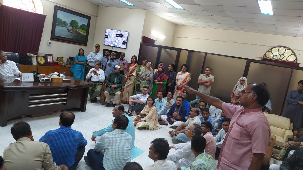 উপাচার্যের কক্ষে জবি শিক্ষকদের অবস্থান কর্মসূচি
