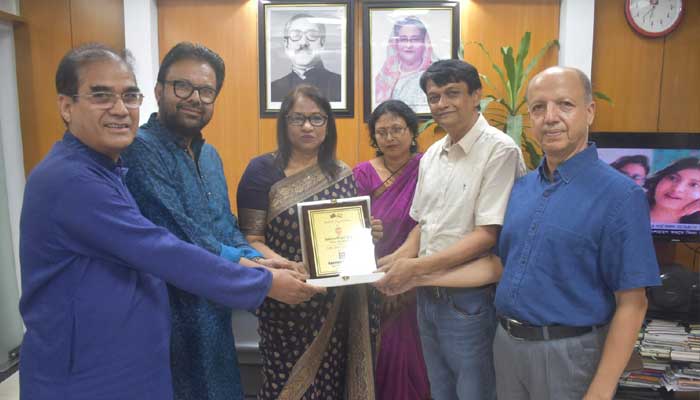 প্রেস ক্লাব সভাপতি-সম্পাদকের করকমলে ক্রেস্ট