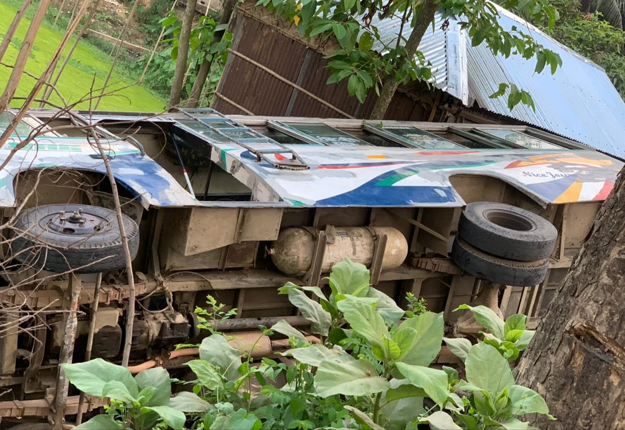 জুড়ীতে বাস দুর্ঘটনায় ৪০ যাত্রী আহত
