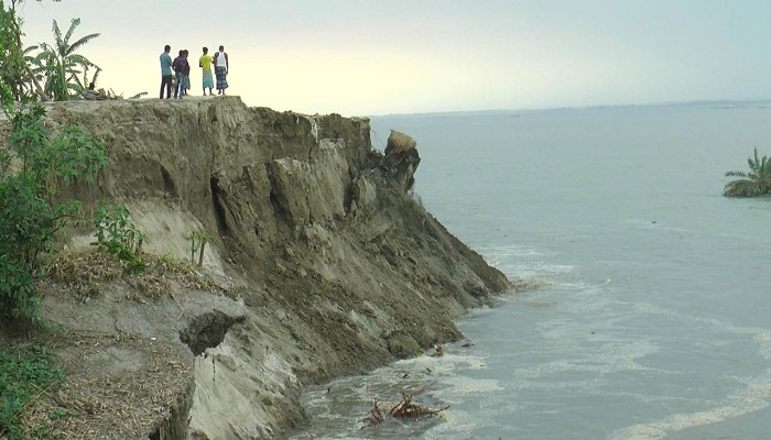 নাগরপুরে অসময়ে যমুনা নদীতে তীব্র ভাঙন