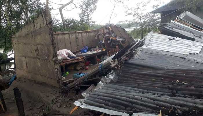 মোকা: রোহিঙ্গা ক্যাম্পে বিধ্বস্ত ১৩০০ ঘরবাড়ি