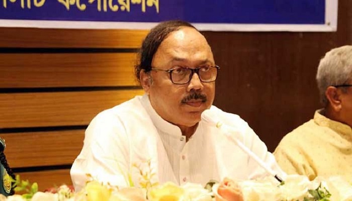 ফাঁকা মাঠ চষে বেড়াচ্ছেন লিটন