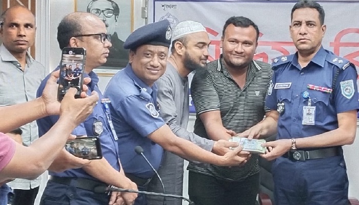 ৯৯৯ কল করে হারিয়ে যাওয়া ২ লাখ টাকা ফিরে পেলেন অনিক