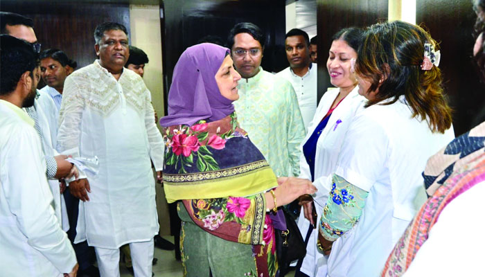 লন্ডন থেকে এসে স্বামীর জন্য ভোট চাইছেন হলি