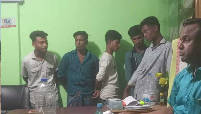 ৫ গরু চোরকে পুলিশে দিলেন নয়াপাড়া ইউপি চেয়ারম্যান