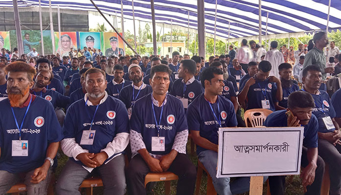 অস্ত্র জমা দিয়ে আত্মসমর্পণ করলেন ৩১৫ চরমপন্থি