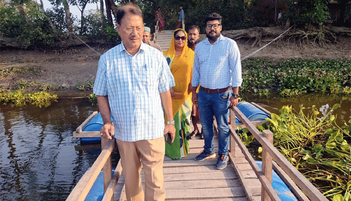 কলাপাড়ায় নির্মিত হলো এলজিইডি’র ভাসমান ড্রাম সেতু