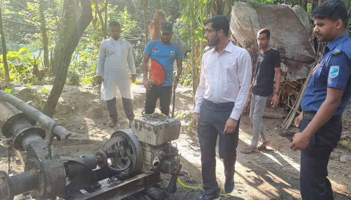 ঘিওরে ড্রেজার মেশিন ও পাইপ ধ্বংস