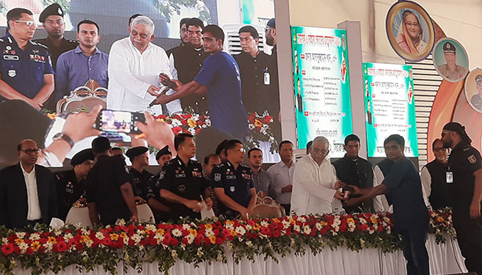 অস্ত্র জমা দিয়ে আত্মসমর্পণ করলেন ৩১৫ চরমপন্থি