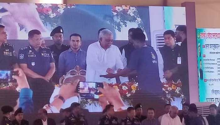 অস্ত্র জমা দিয়ে আত্মসমর্পণ করলেন ৩১৫ চরমপন্থি