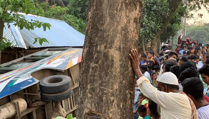 জুড়ীতে বাস দুর্ঘটনায় ৪০ যাত্রী আহত