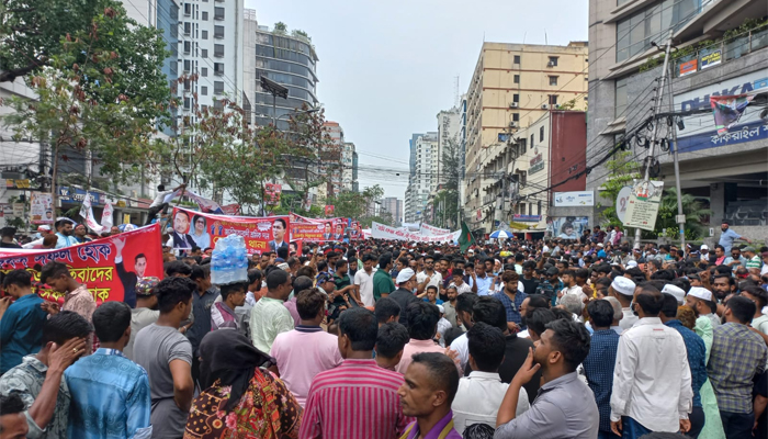 মে দিবসে পল্টন বিএনপি কার্যালয় সামনে সমাবেশ করছে শ্রমিক দল