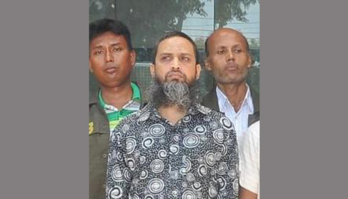 সস্ত্রীক হিন্দাল শারক্বীয়ার প্রতিষ্ঠাতা গ্রেপ্তার