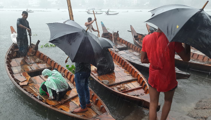 বুড়িগঙ্গায় বৃষ্টিতে বাড়তি ভাড়ায় নৌকা পারাপার